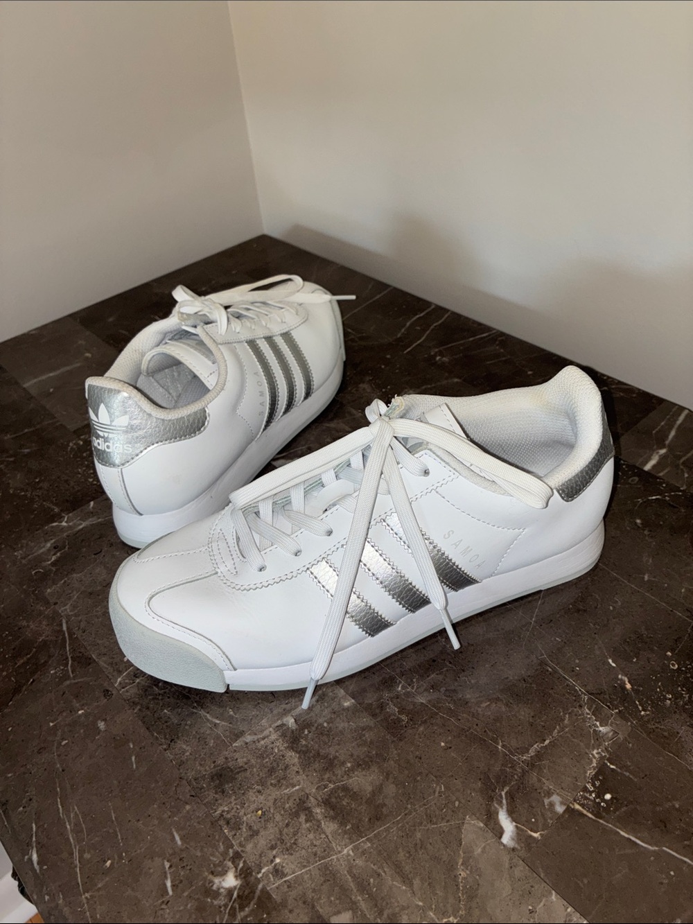 adidas Samoa Sz 7 White Silver Low Top Sneakers EUC Back to School